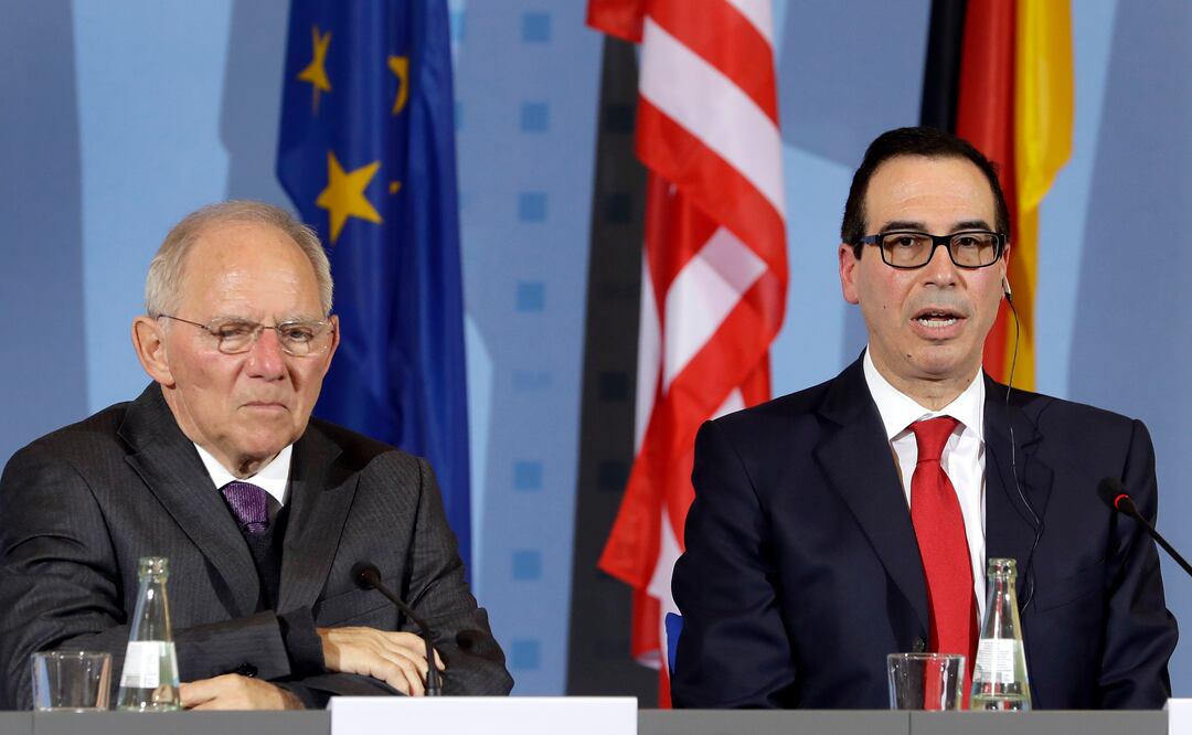 El ministro de Finanzas alemán, Wolfgang Schaeuble, junto al secretario del Tesoro de Estados Unidos, Steven Mnuchin (Foto: AP)