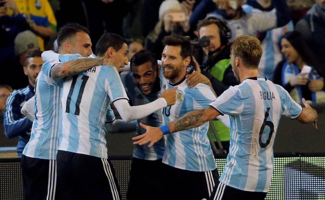 Jugadores argentinos festejan su gol ante los brasileños. Reuters