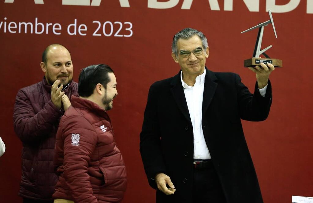 El gobernador de Tamaulipas, Américo Villarreal recibió el premio del Logro Energético como Estado del año. Foto: Especial