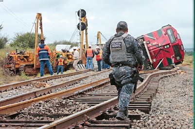 Descarrilan tren para robar mercancía