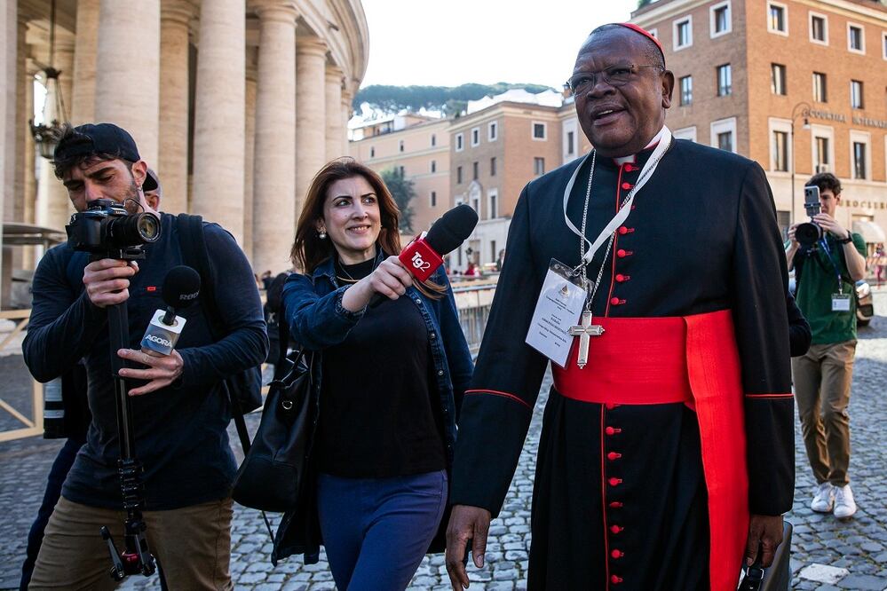 El cardinal Fridolin Ambongo Besungu, a su llegada a la séptima congregación cardenalicia en el Vaticano, este 30 de abril de 2025. FOTO: EFE