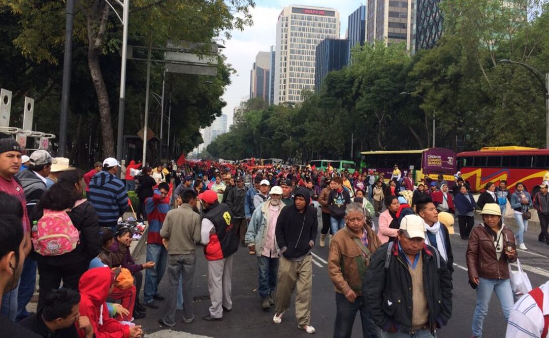 Antorchistas marchan sobre avenida Reforma
