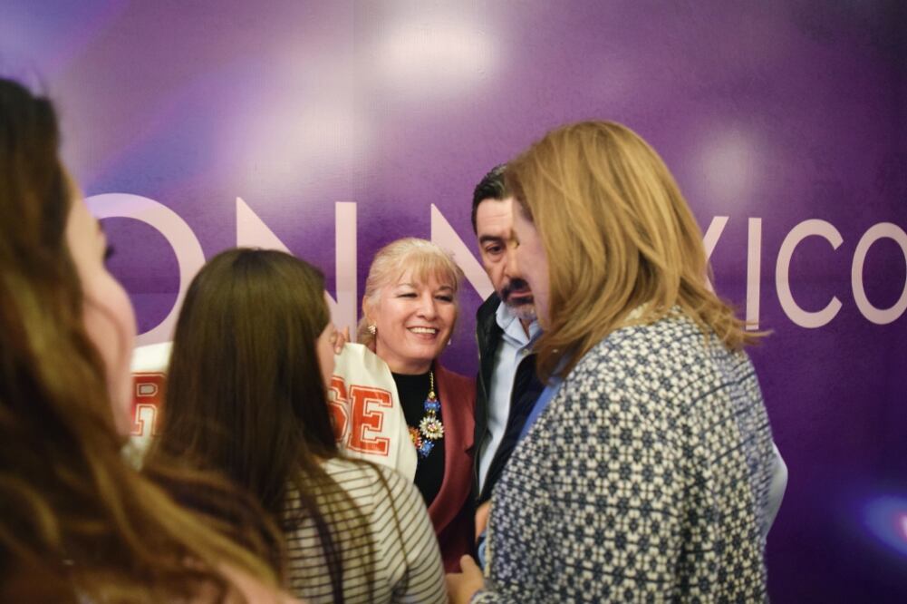 Ante los reclamos de los maestros de la coordinadora, la esposa del ex presidente Felipe Calderón salió huyendo del lugar, pero regresó minutos después para atender a los inconformes (AMALIA ESCOBAR. EL UNIVERSAL)