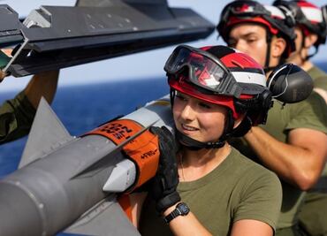 Mujeres aviadoras de la marina de EU recibirán homenaje en el Super Bowl por primera vez