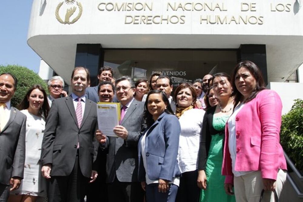 El líder del PRD, Agustín Basave, formalizó su solicitud a la CNDH (Foto: tomada de @PrensaBasave)