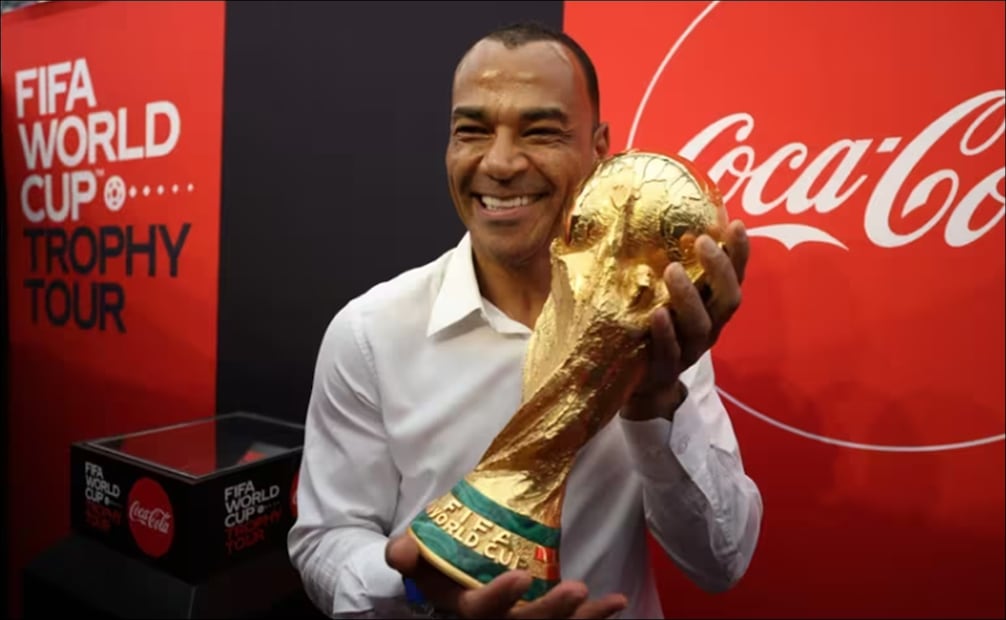Cafú sostiene la Copa del Mundo que hará un recorrido por Norteamérica. FOTO: FIFA.com