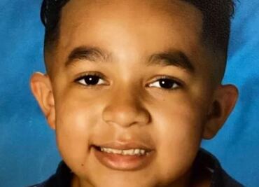 Niño llega de la escuela y se derrumba en los brazos de su padre; muere sorpresivamente