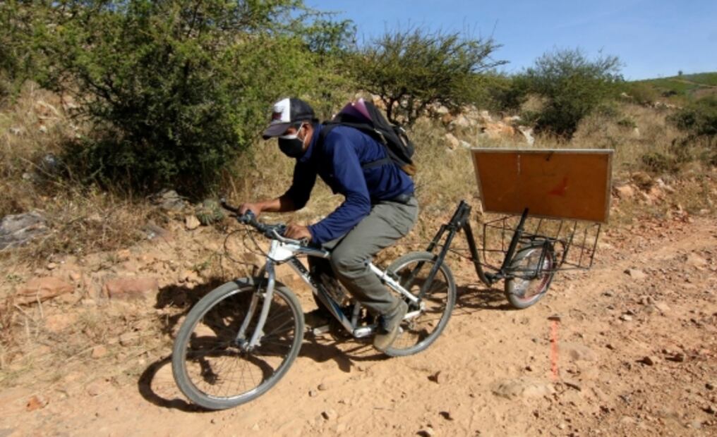 Profesor viaja en bicibleta para dar clases a sus alumnos en cuarentena por Covid-19
