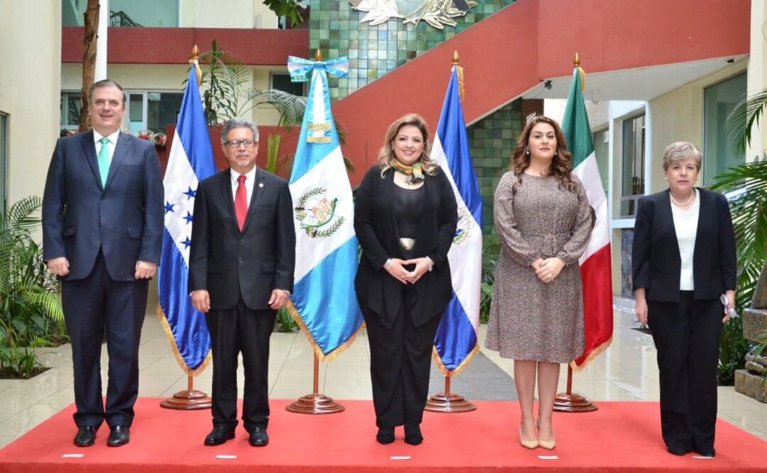 De izquierda a derecha: Marcelo Ebrard, Carlos Castaneda, Sandra Jovel y María de Dolores Agüero. Foto: Twitter @sandrajovel6
