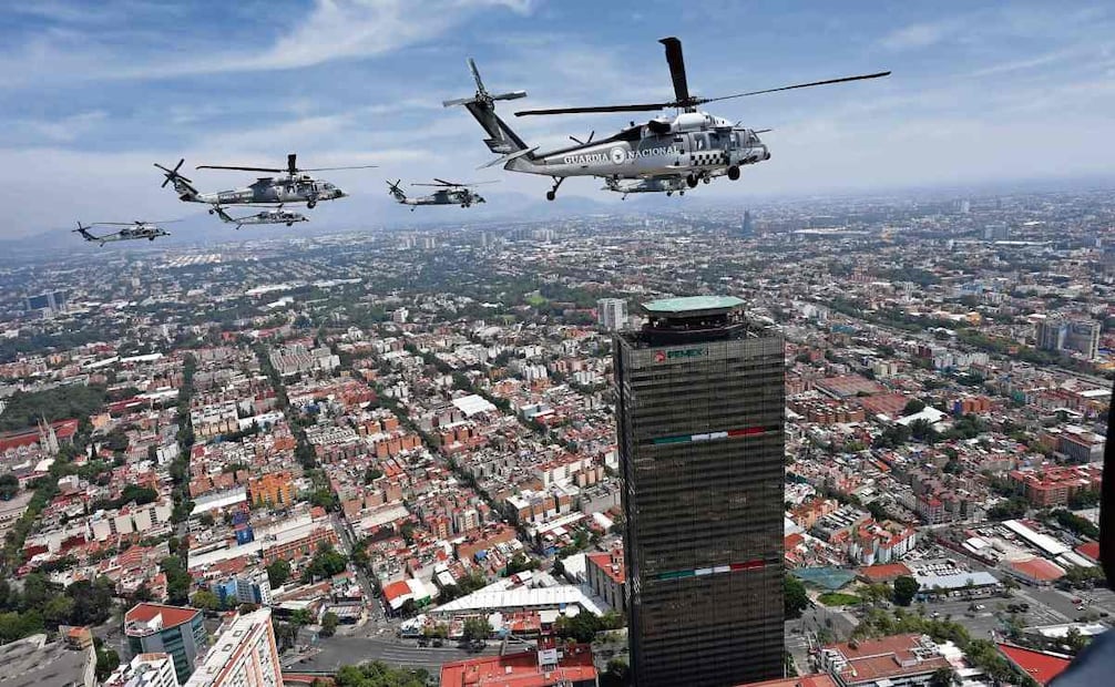 La Fuerza Aérea Mexicana no podía faltar en la celebración y sus helicópteros surcaron los cielos. FOTO: DIEGO SIMÓN SÁNCHEZ
