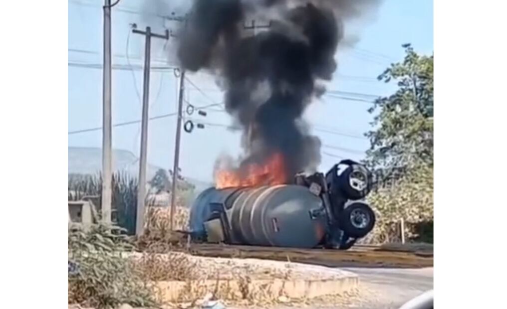 El accidente ocurrió luego de que la unidad abastecida con combustible fue impactado por el tren en el momento en que el conductor intentó ganarle el paso. (Foto: especial)