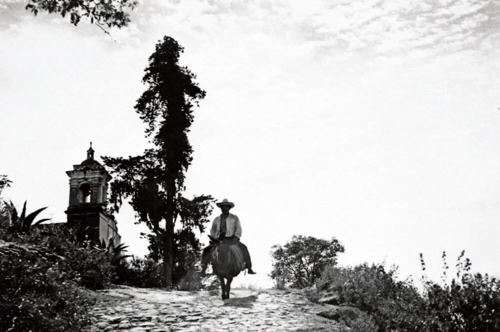 Hacia el destino. Está fotografía resguardada por la CDI ha sido exhibida en la exposición Cinco pioneros de la fotografía indígena . © Juan Rulfo, ca.1960. (JUAN RULFO. CORTESÍA DE LA COMISIÓN NACIONAL PARA EL DESARROLLO DE LOS PUEBLOS INDÍGENAS (CDI))