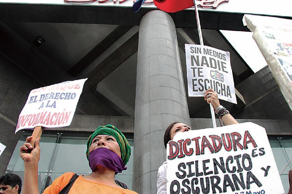 Periodistas y activistas defensores de la libertad de prensa, durante una protesta en Venezuela por el acoso a los medios que, aseguran, se ha incrementado en el régimen de Nicolás Maduro (EL NACIONAL/GDA)