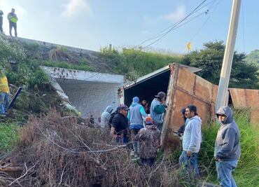 Cae tráiler de puente sobre carretera México-Querétaro a la altura de Tepeji del Río, Hidalgo; hay cuatro lesionados