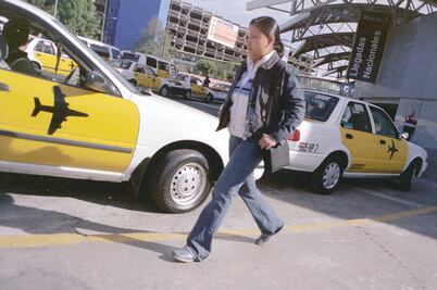 Cofece emplaza a juicio a empresas de taxis del AICM