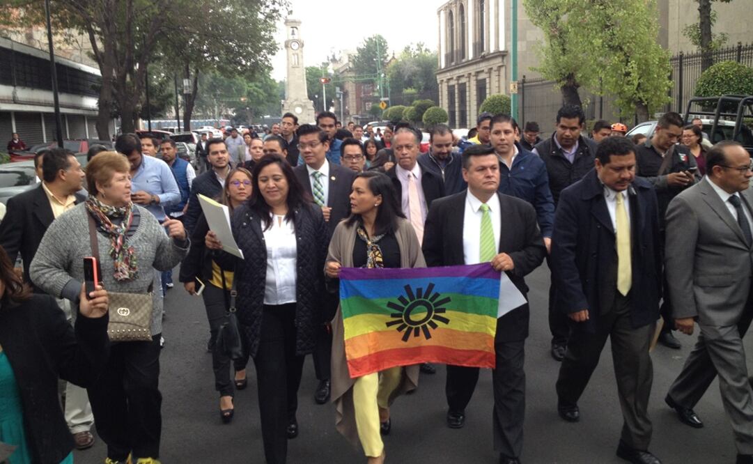 En el documento entregado a la Secretaría de Gobernación, el PRD pidió poner límites a la Iglesia católica (Foto: Misael Zavala/El Universal)