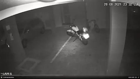  ¿Poseída? Moto se enciende sola y choca contra auto. El video es viral