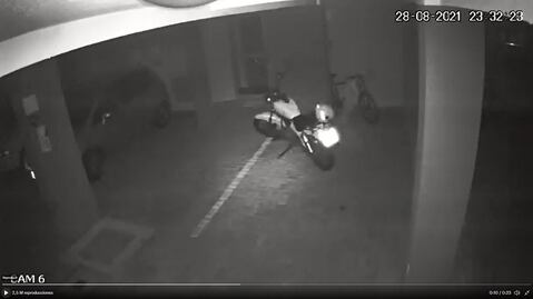 ¿Poseída? Moto se enciende sola y choca contra auto. El video es viral