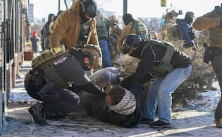 Trump acusa a autoridades demócratas de "incitar la insurrección" tras tiroteo en Minneapolis; ICE mata a un hombre en redada