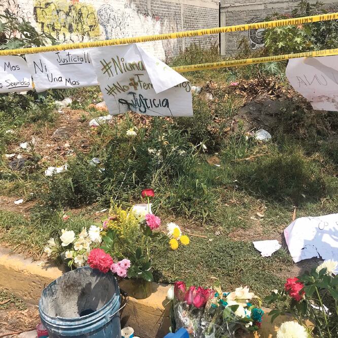 Madres de algunas víctimas también colocaron veladoras, arreglos florales, especialmente ramos de rosas y crisantemos en el terreno. REBECA JIMÉNEZ/EL UNIVERSAL
