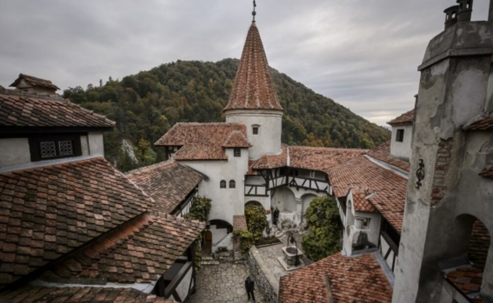 Si se vacunan, entran gratis a sala de tortura: así es vacunarse en el castillo de Drácula