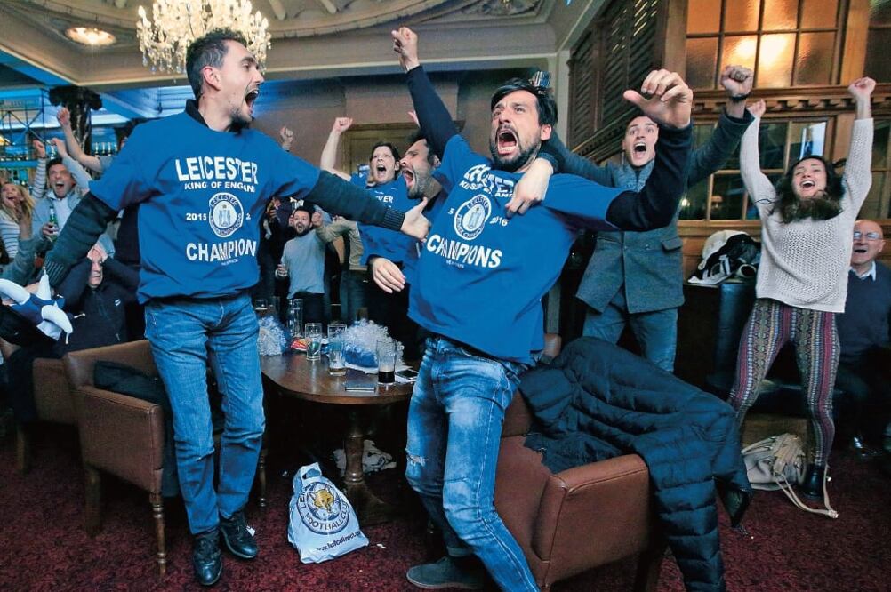 Los jugadores se reunieron en la casa del goleador del equipo para ver al Chelsea empatar contra el Tottenham y con ello consagrarse como campeones (JONATHAN BRADY. AP)