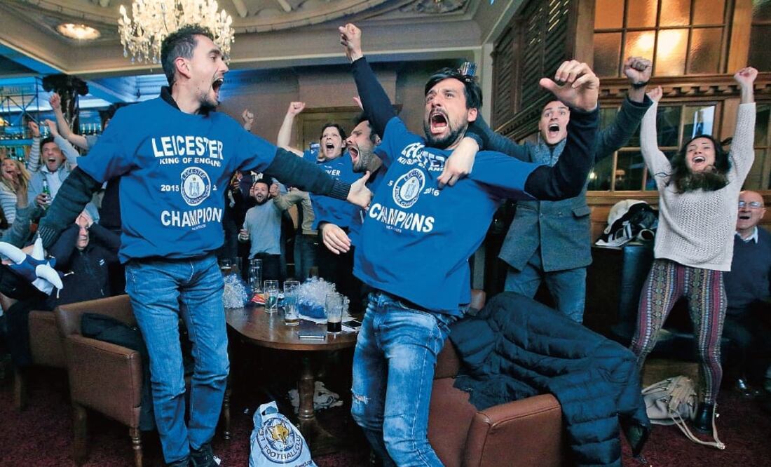 Los jugadores se reunieron en la casa del goleador del equipo para ver al Chelsea empatar contra el Tottenham y con ello consagrarse como campeones (JONATHAN BRADY. AP)