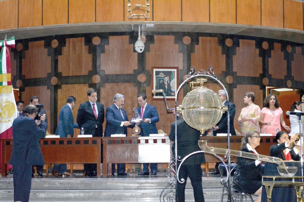 El director de la Lotería Nacional, Pedro Pablo Treviño, dijo ante el presidente de la Suprema Corte, Luis María Aguilar, que el Alto Tribunal representa la dignificación de los poderes en el país (ÉDGAR RIVERA. EL UNIVERSAL)