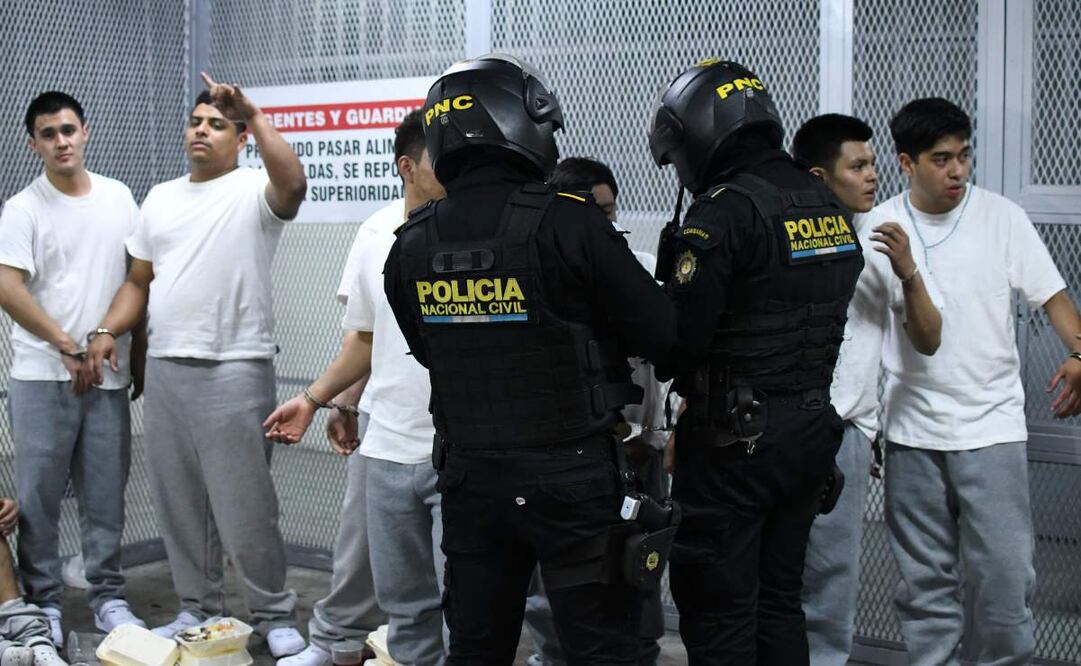 Miembros de la Policía Nacional Civil de Guatemala custodian a detenidos en el Palacio de Justicia de la Ciudad de Guatemala, Guatemala, 25 de agosto de 2025 (publicado el 26 de agosto de 2025). Las pandillas Barrio 18 y Mara Salvatrucha han librado una feroz lucha con el gobierno guatemalteco por el control de las prisiones desde que sus líderes fueron trasladados a una prisión de máxima seguridad para aislamiento el 31 de julio, lo que ha provocado constantes disturbios en las cárceles. Foto: EFE