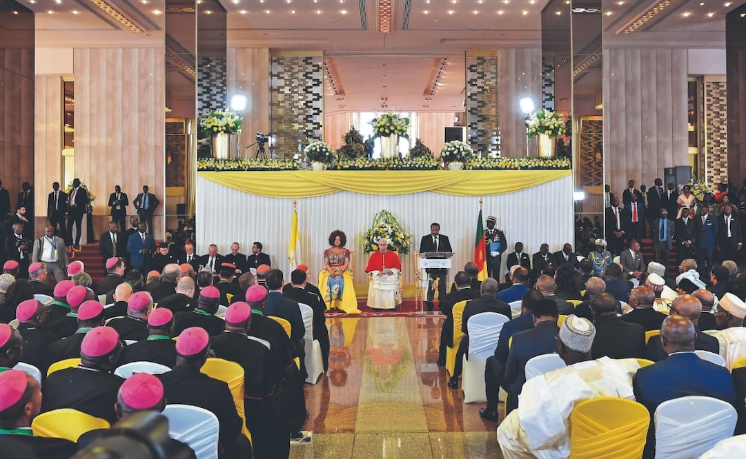 El papa León XIV, junto al presidente camerunés Paul Biya y su esposa, Chantal Biya, en el Palacio Presidencial de Yaundé. Foto: EFE