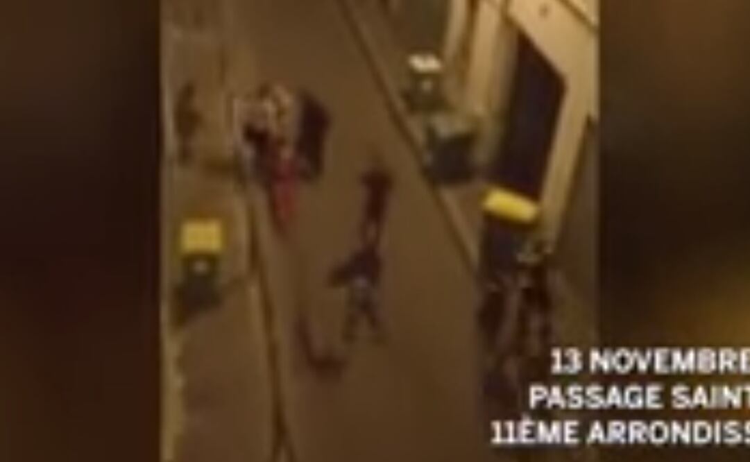 Una persona es evacuada tras el tiroteo del teatro Bataclan en París (Foto: AP)