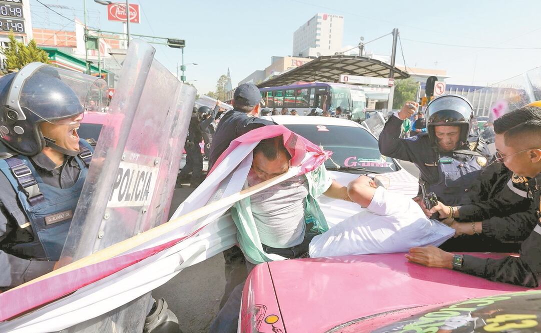 La gresca se debió a que los trabajadores del volante pretendieron romper el cerco que implementó la Secretaría de Seguridad Ciudadana (SSC) para evitar el avance de la manifestación rumbo al Monumento a la Revolución. Foto: ARMANDO MONROY. CUARTOSCURO