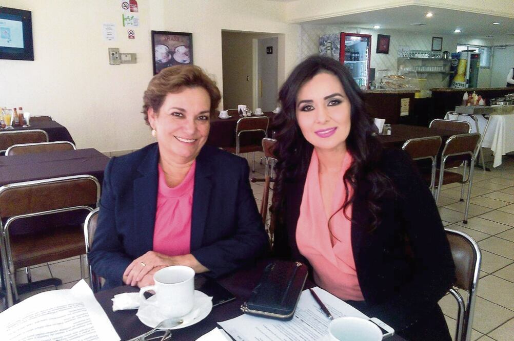 La precandidata a la alcaldía de Caborca, Patricia Azcagorta (der), destacó que es abogada, egresada de la Universidad de Sonora, con experiencia en el servicio público, donde trabajó en el Registro Civil durante casi cinco años. (ESPECIAL)