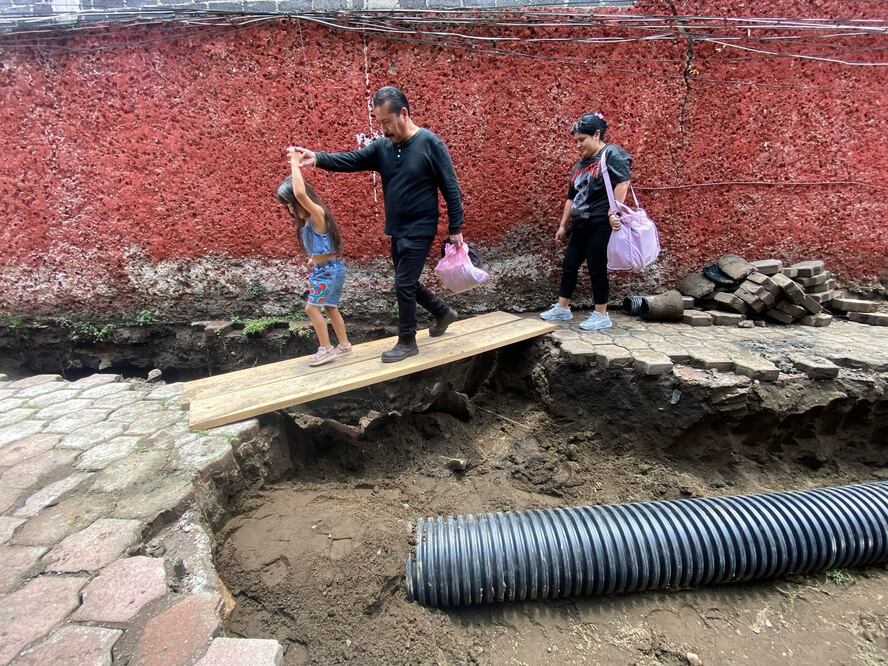 Lluvias provocaron la formación de un socavón de al menos cinco metros de largo por tres de profundidad en el pueblo de Santa Cruz Xochitepec, en la alcaldía Xochimilco. (Foto: Juan Carlos Williams/ EL UNIVERSAL)