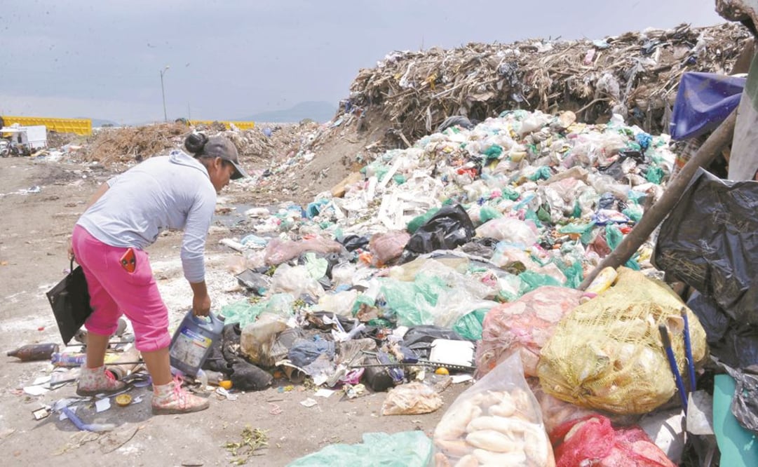 Al basurero de Nezahualcóyotl en ocasiones llegan residuos biológico-infecciosos mezclados con basura común.
