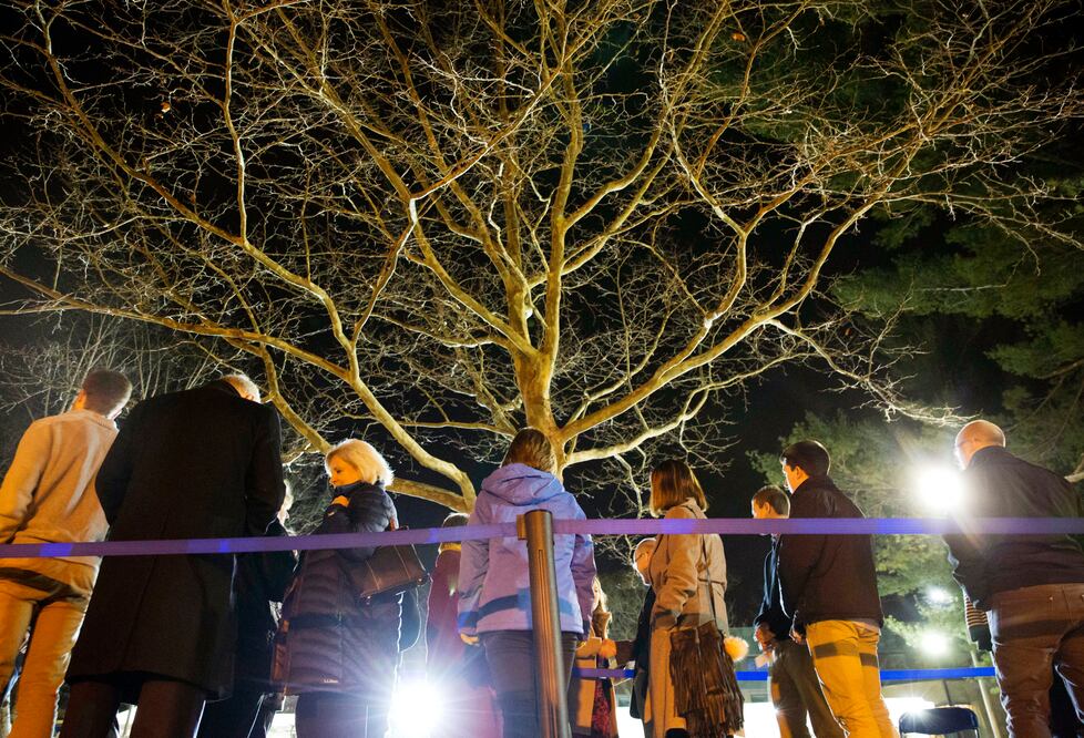 Gente en espera de entrar a ver el debate de esta noche (AP)