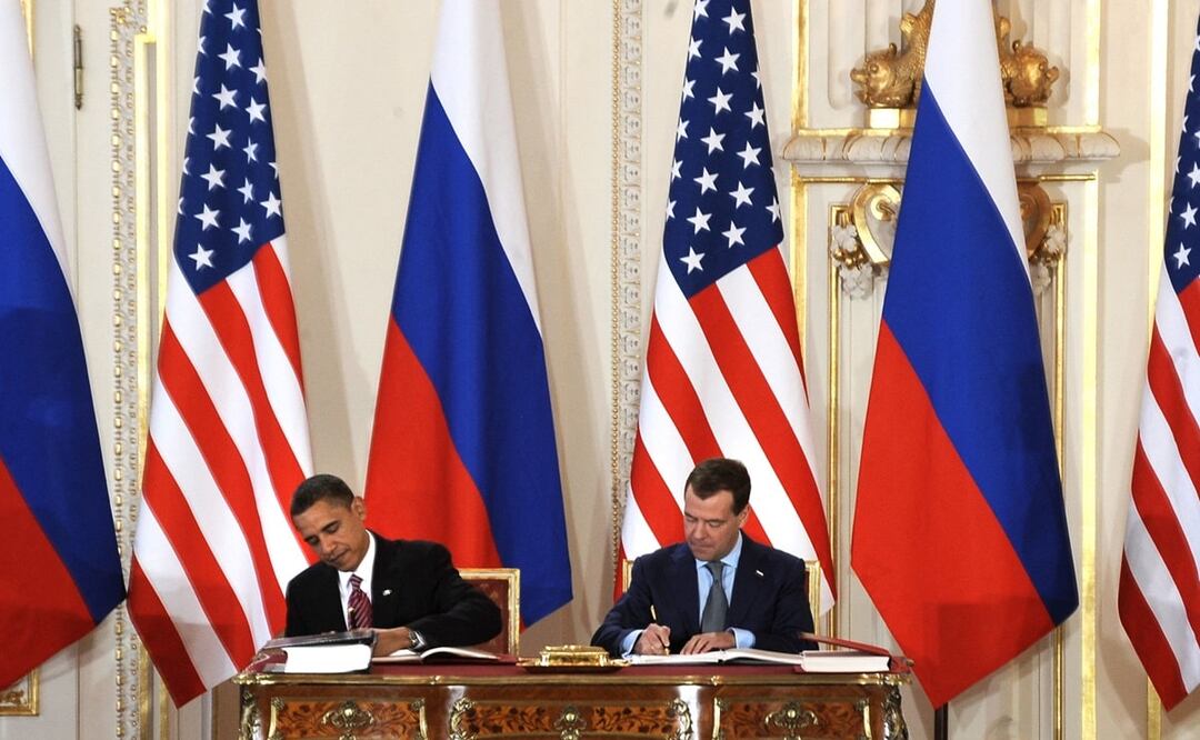 Los entonces presidentes de EU, Barack Obama, y de Rusia, Dimitri Medvedev, en la firma del acuerdo nuclear New START en 2010 FOTO: AFP