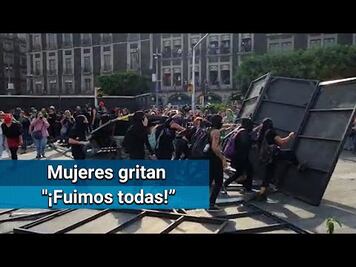 Tiran vallas de la plancha del Zócalo