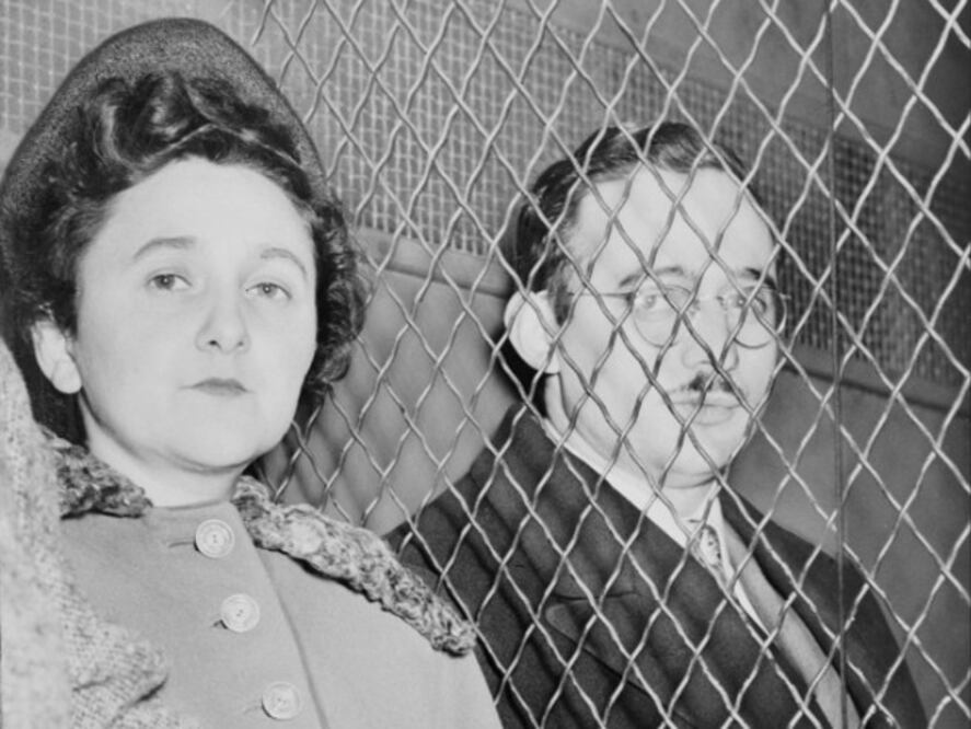 Los Rosenberg, separados por una reja metálica después de salir del tribunal tras haber sido hallados culpables de espionaje 
en 1951. Crédito: Roger Higgins/ Library of Congress