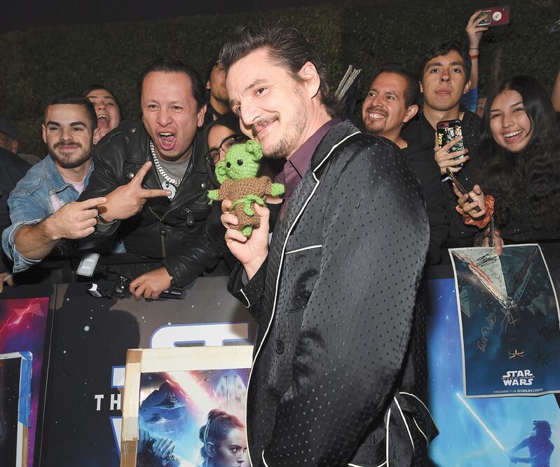 Pedro Pascal (Yoda) llegó a la premier de The rise of Skywalker en Hollywood. Foto: CHRIS PIZZELLO. AP