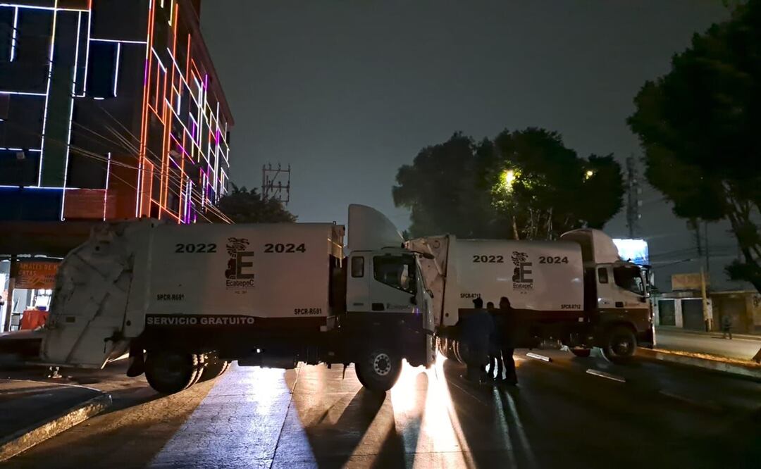 Trabajadores de Agua y Saneamiento bloquean avenidas de Ecatepec por falta de pago. Foto: Especial