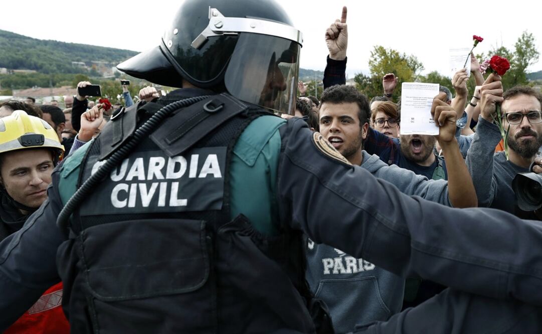 Incidentes en el exterior del Pabellón Deportivo municipal de Sant Julia de Ramis (Girona) (Foto: EFE)