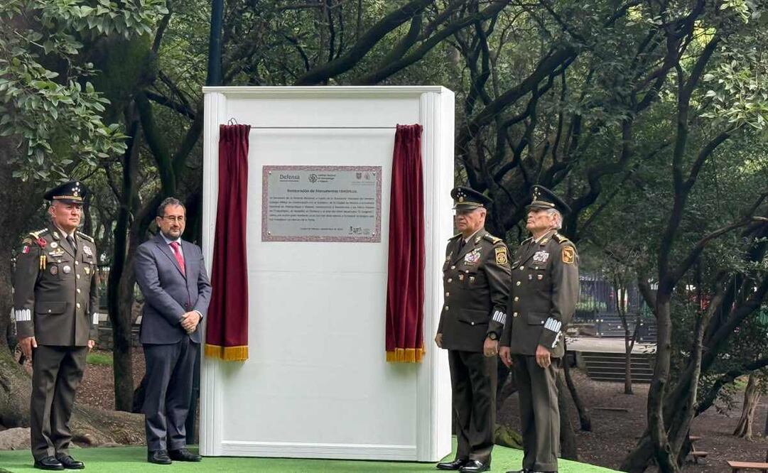 El titular de la Secretaría de la Defensa Nacional (Defensa), general Ricardo Trevilla Trejo, presidió la ceremonia de restauración de monumentos históricos. Foto: Especial.