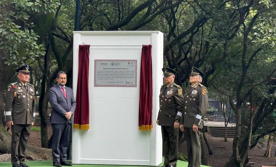El titular de la Secretaría de la Defensa Nacional (Defensa), general Ricardo Trevilla Trejo, presidió la ceremonia de restauración de monumentos históricos. Foto: Especial.