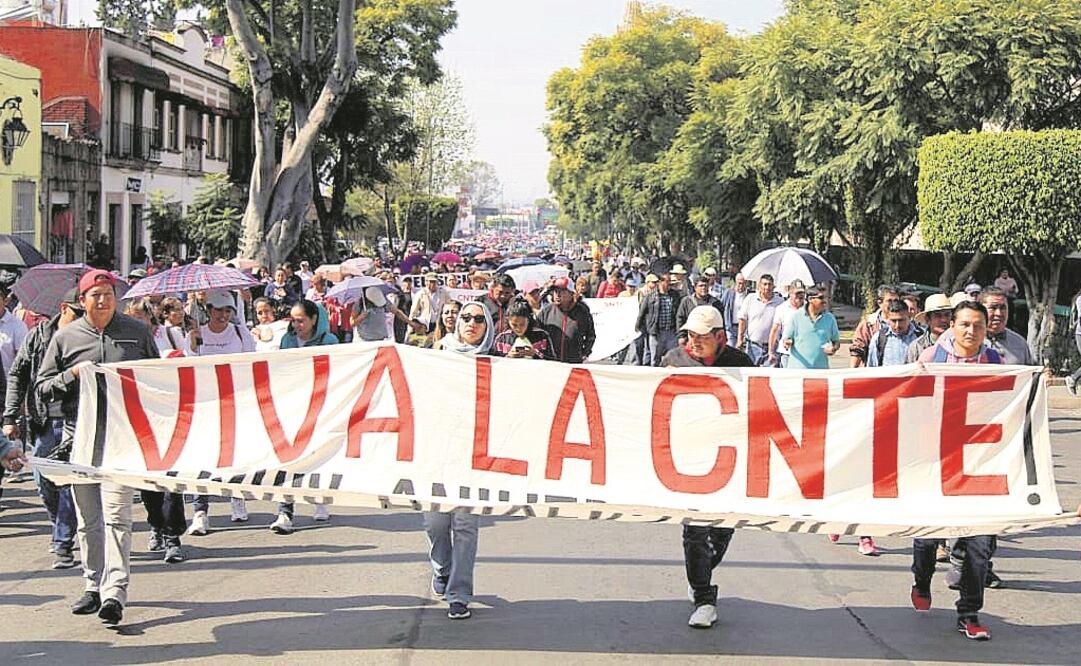 Los sindicatos de enseñanza y de salud recorrieron las principales calles y avenidas hasta llegar afuera del Palacio de Gobierno. Foto: RODOLFO AYALA. EL UNIVERSAL