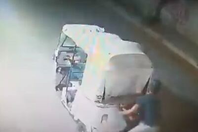 VIDEO: Hombres someten a mujer y la suben por la fuerza a un mototaxi en Oaxaca; Fiscalía investiga 