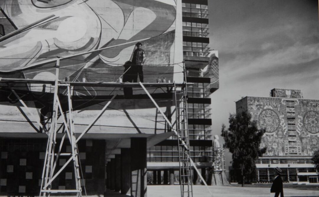 El crítico Rafael Aviña realizó una investigación sobre las cintas que se han filmado en Ciudad Universitaria y que reunió en el libro “Exterior: Ciudad Universitaria. Toma Uno... se filma” (En la imagen: Carlos López Moctezuma y Luis Aceves Castañeda en el andamio, de la película “Padre Nuestro” -1953)  FOTOGRAFÍA: CORTESÍA FILMOTECA UNAM  Y TOMADAS DEL LIBRO Exterior: Ciudad Universitaria. Toma Uno... se filma
