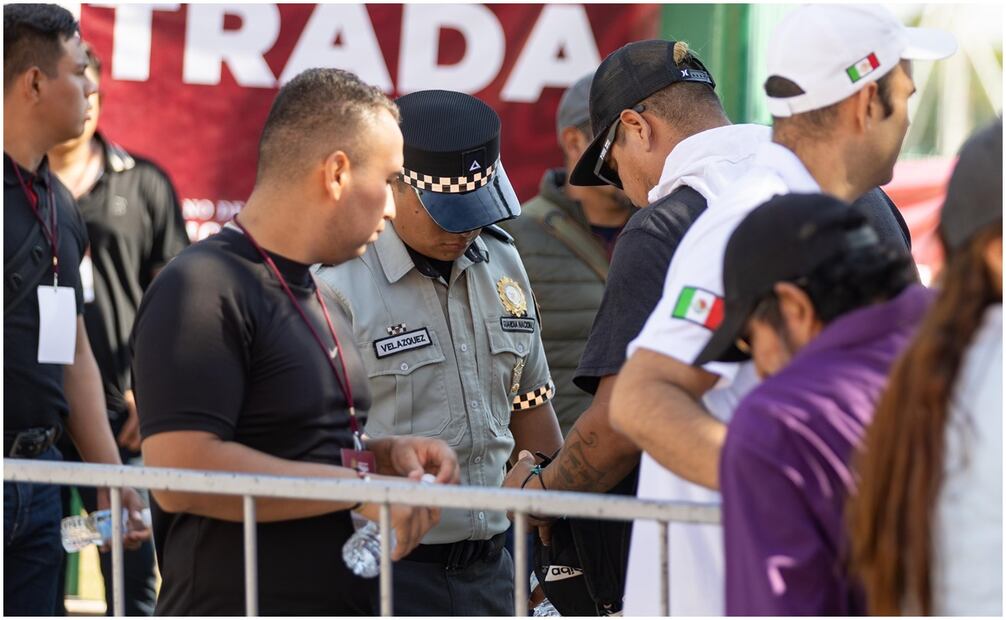 Elementos de la Guardia Nacional revisan a todos los asistentes, al evento de la presidenta Claudia Sheinbaum este 22 de diciembre del 2024, principalmente objetos personales como bolsas y mochilas. Foto: Hugo Salvador / EL UNIVERSAL