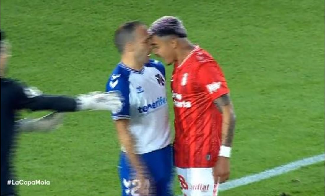 Julián Araujo fue suspendido por esta acción. FOTO: ESPECIAL