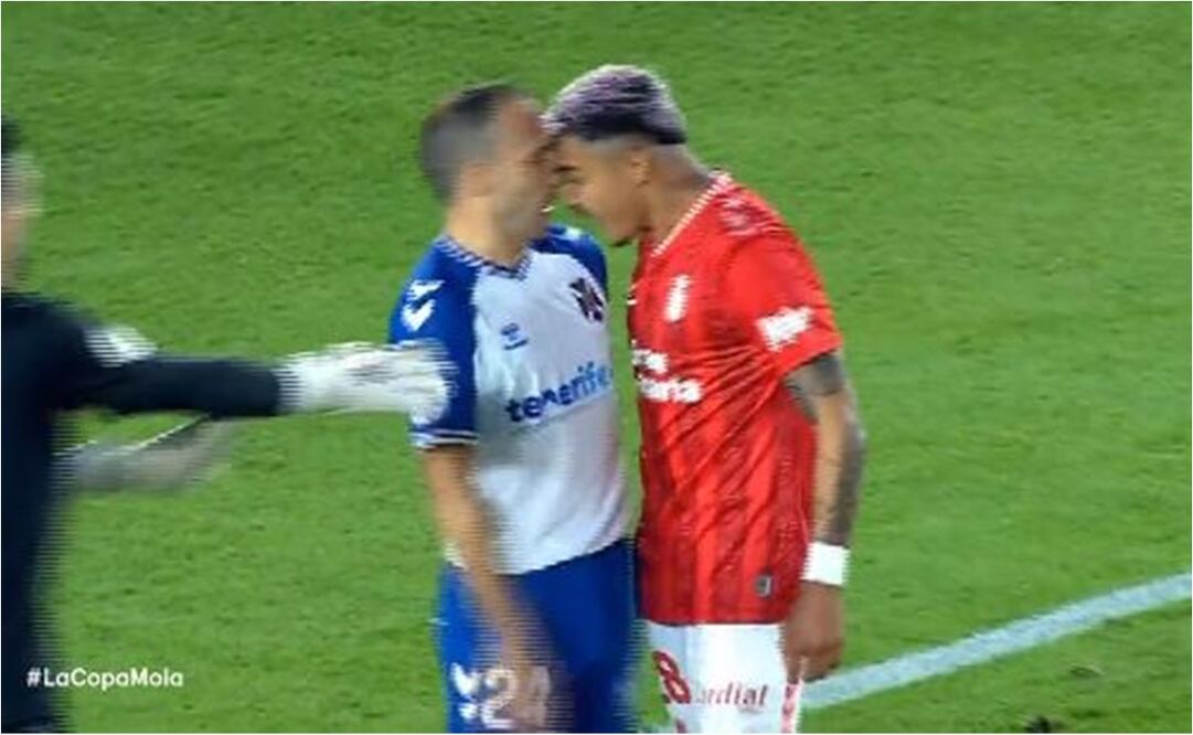 Julián Araujo fue suspendido por esta acción. FOTO: ESPECIAL